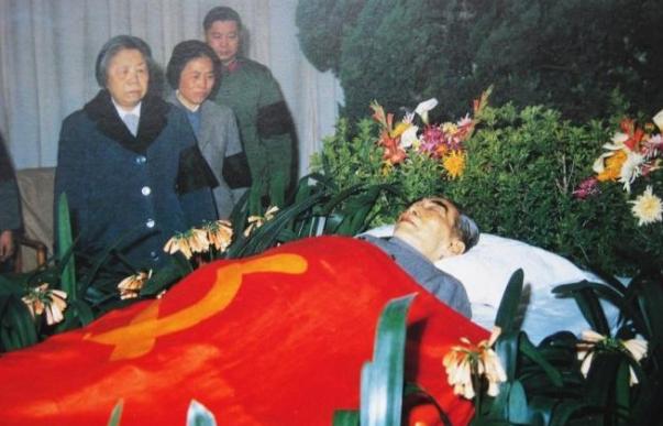 周总理去世3小时后，遗体被医生解剖研究！发现肝、肺、大脑都形成了恶性肿瘤，而当年