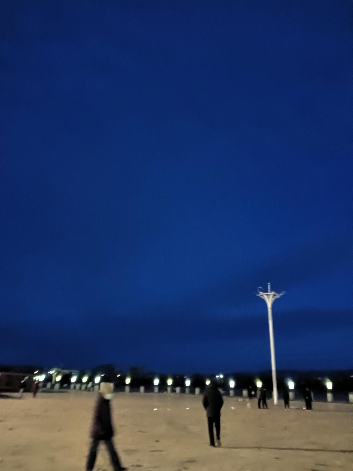 月色如水，灯影阑珊。傍晚在公园散步，仰望天空真的好蓝啊！