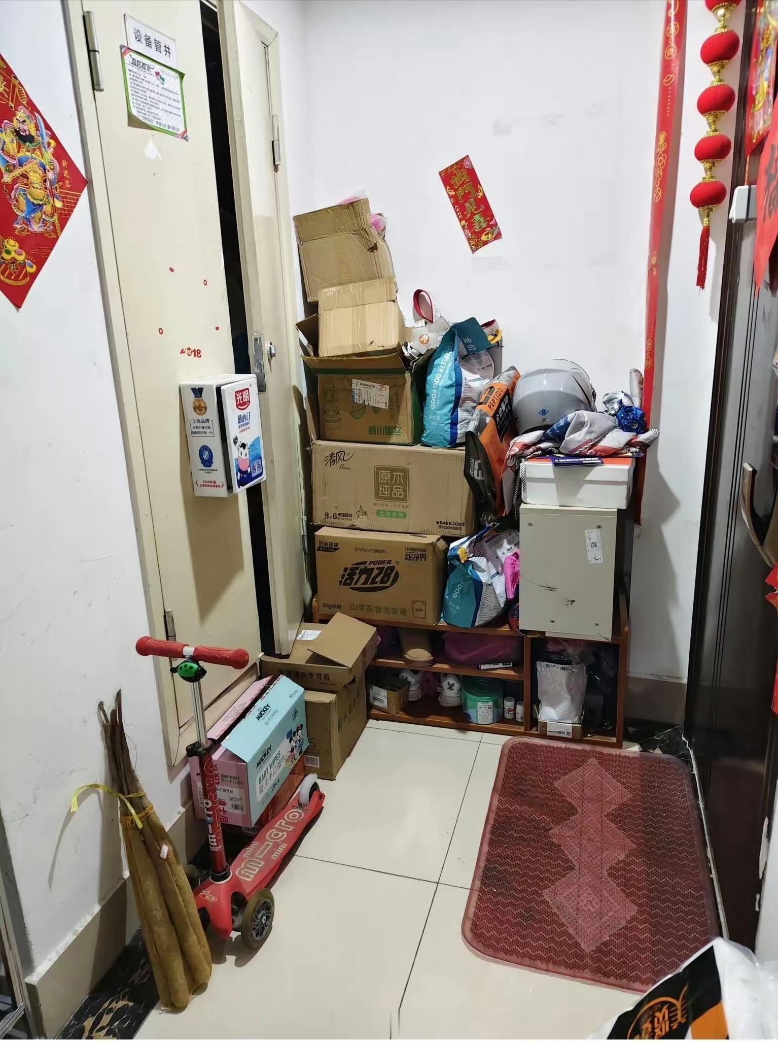 网友爆料，小区回迁户在楼梯间堆满杂物，铁笼还关有狗，楼梯间还有泡菜坛子。业主们沟