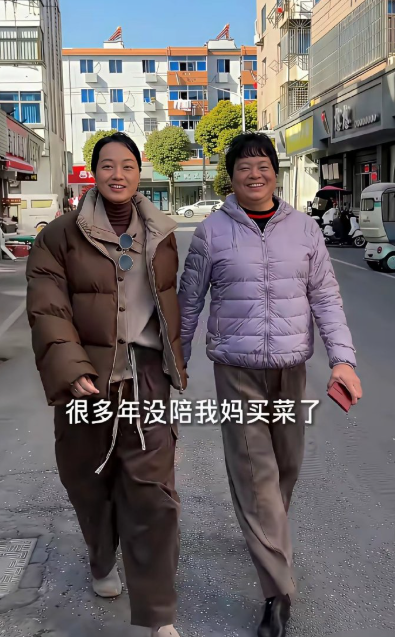 朱丹原来遗传了妈妈的高挑身材​​​