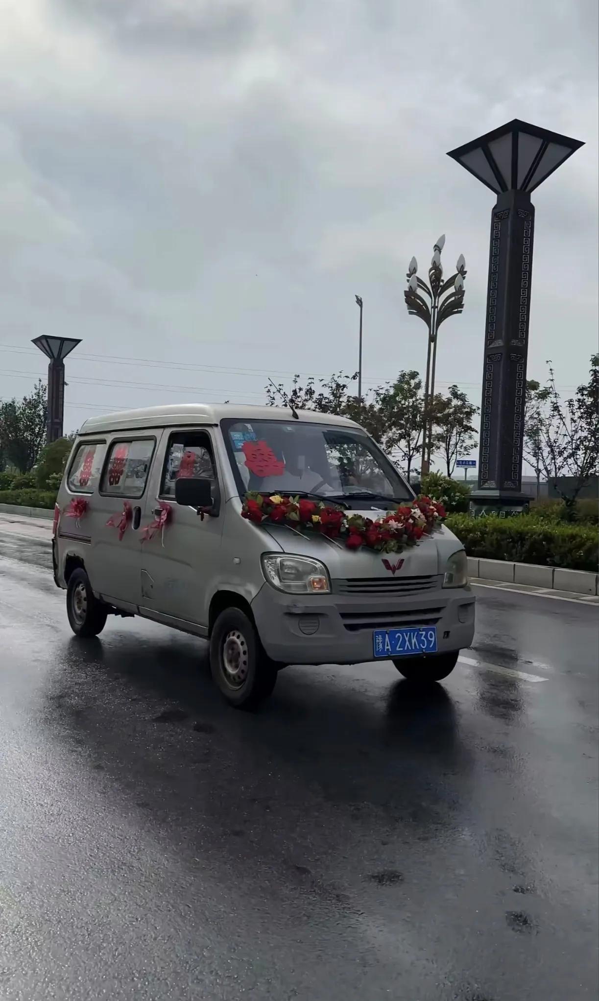 一部破五菱，半部发家史无人扶你青云志，五菱携你踏山巅在创业的漫漫长路上，许多