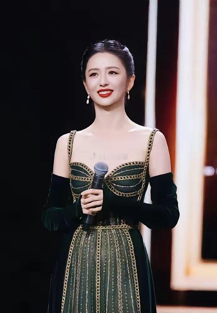 佟丽娅做对了一件事：没把前夫陈思诚当仇人，而是当成了最重要的合伙人。你看他俩。离