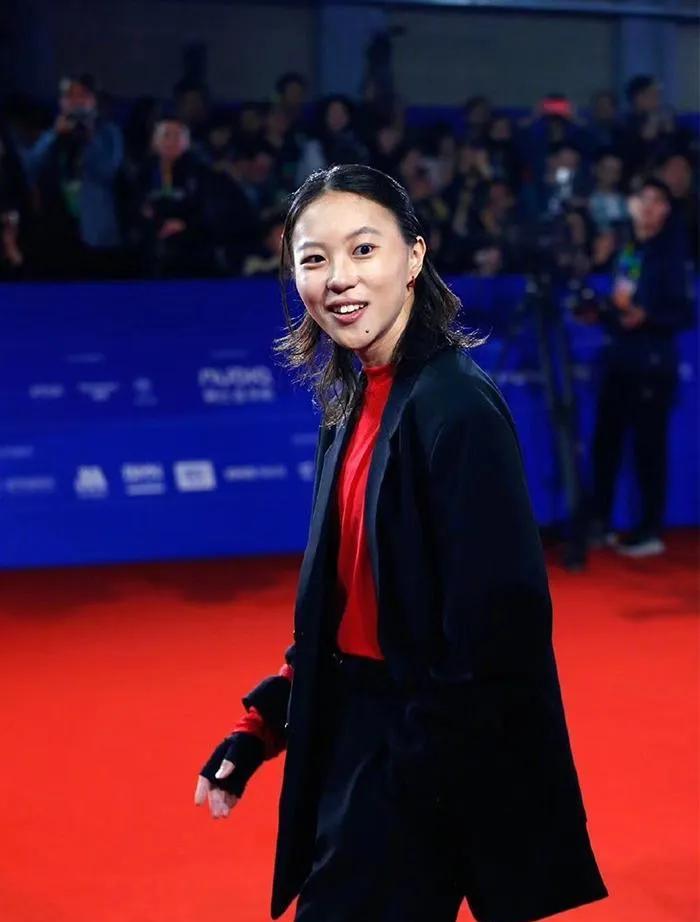 王菲大女儿窦靖童越来越纯爷们，这形象与“春哥”李宇春有一比。