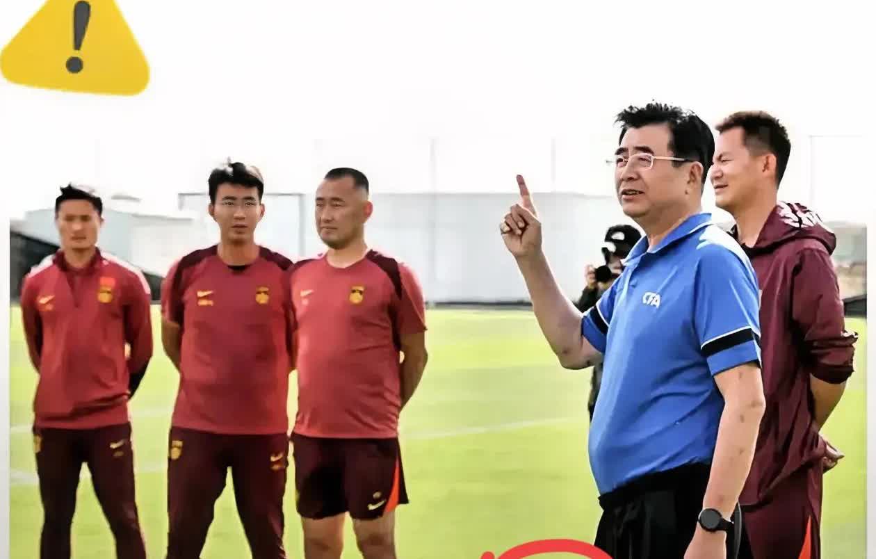 国足这回真是玩大了全队像吃了屎一样连练球都没心情，饭吃不下，觉睡