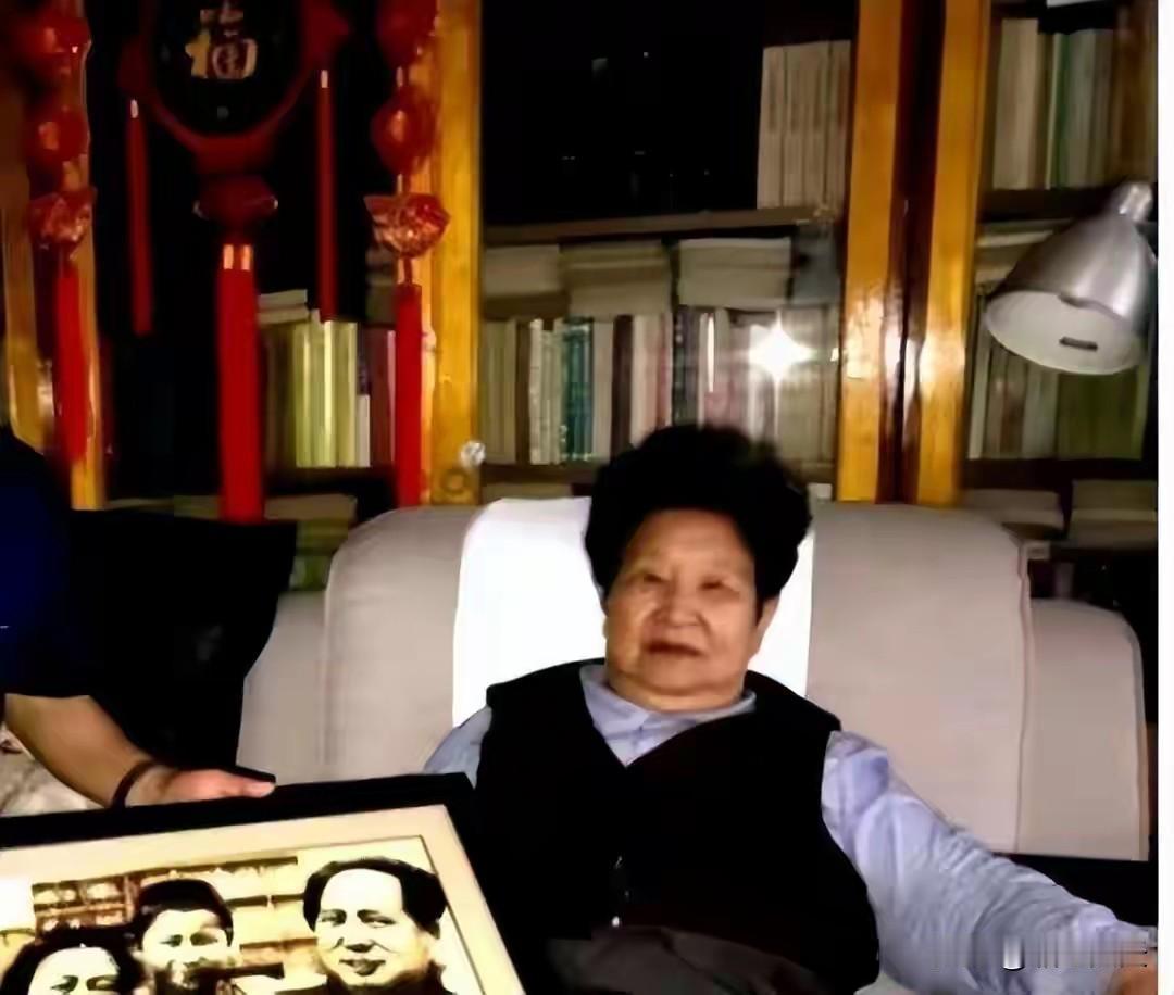 这是李讷晚年生活照，很多人看哭了！李讷是毛主席的“满女”（备注：湖南方言，指