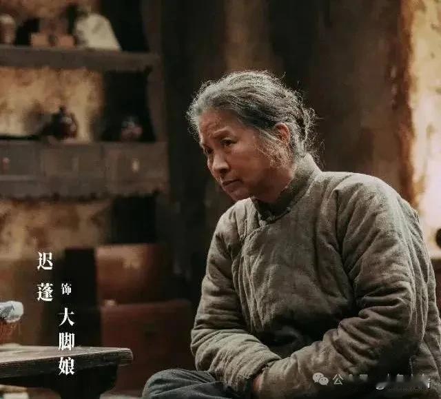对比迟蓬，你就会发现杨幂在《生万物》里最令人意外的，不是扮相，也不是台词，而是