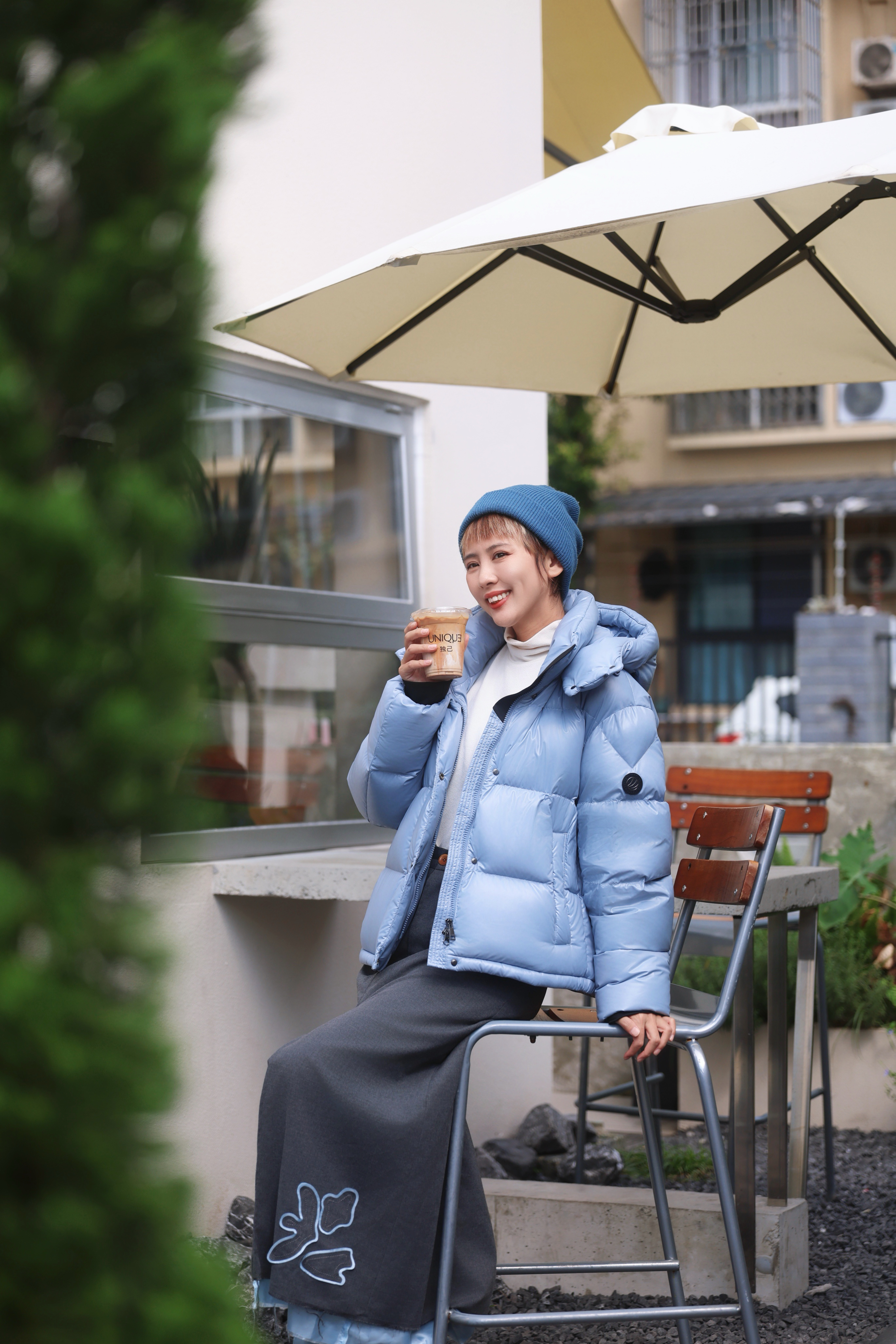 常年旅行，回到城市的时光与我而讲，反而是度假。很喜欢穿梭在城市的街头，喝一杯咖啡