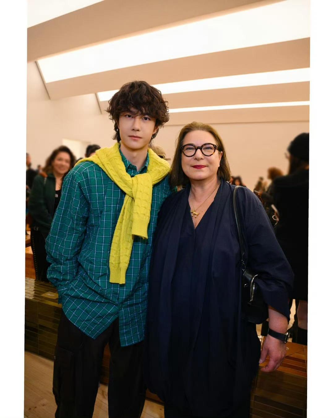 王一博ins更新。发了包括loeweceo和loewe创意总监以及其他高层的