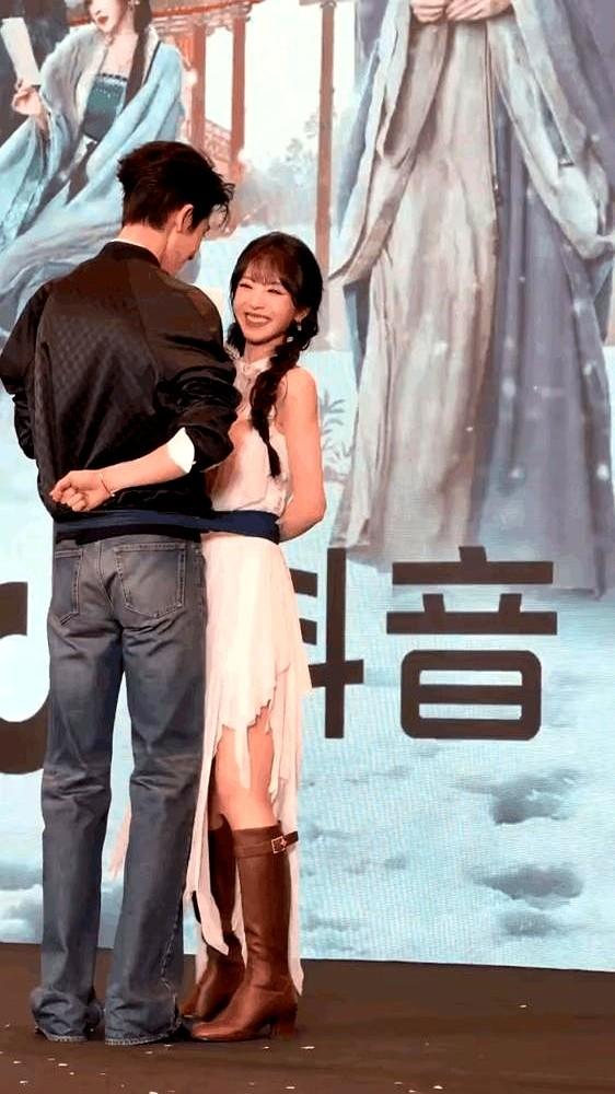 谁能想到，市占率破50%的爆款剧《逐玉》，男女主片酬加起来还不到700万。台