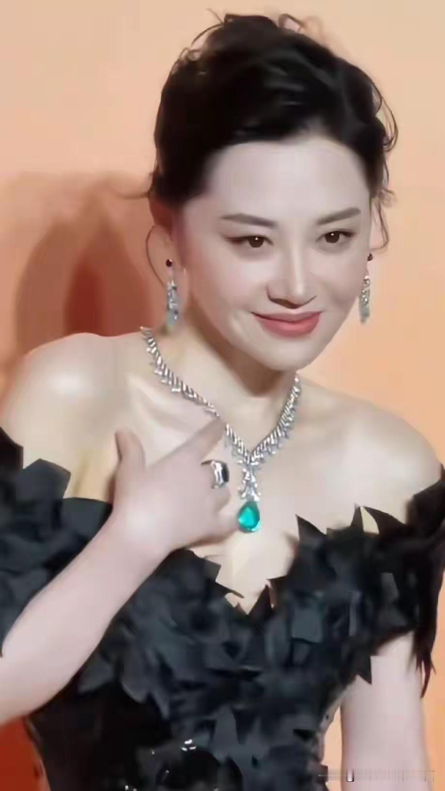 中年女演员里面，她的颜值不是最高的，没有高圆圆和陈红漂亮，但她一定是最有魅力的一