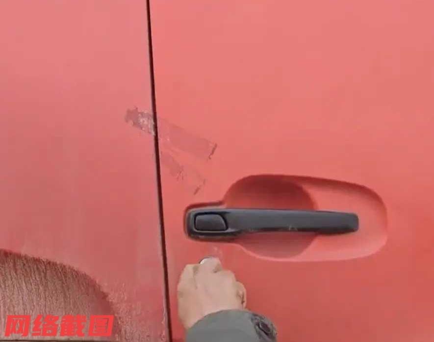 安徽一处有大货车司机，不知道何时不小心把车钥匙弄掉了。于是货车司机找来开锁的