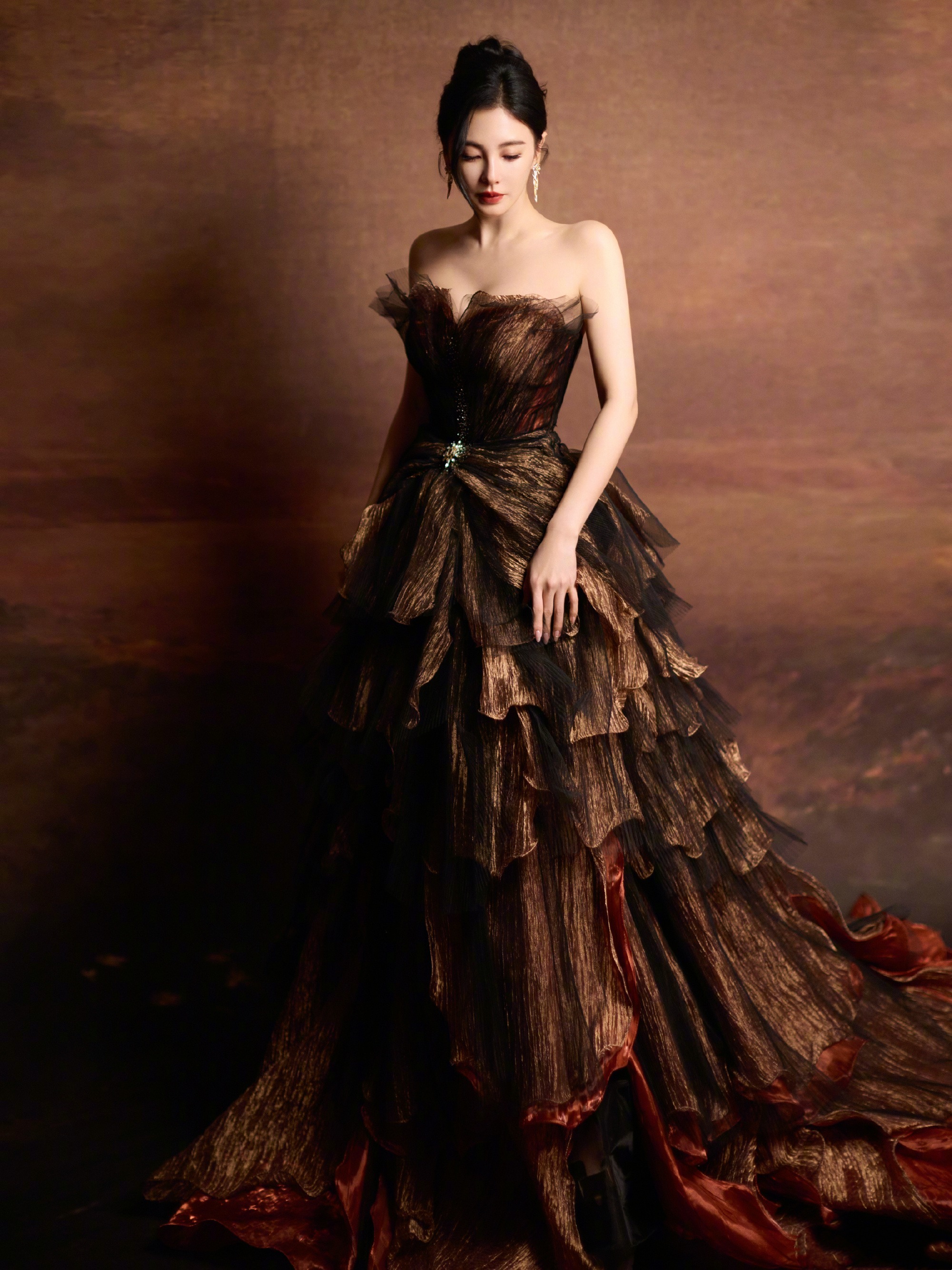 张雨绮，鎏纱叠影，步履生光。张雨绮