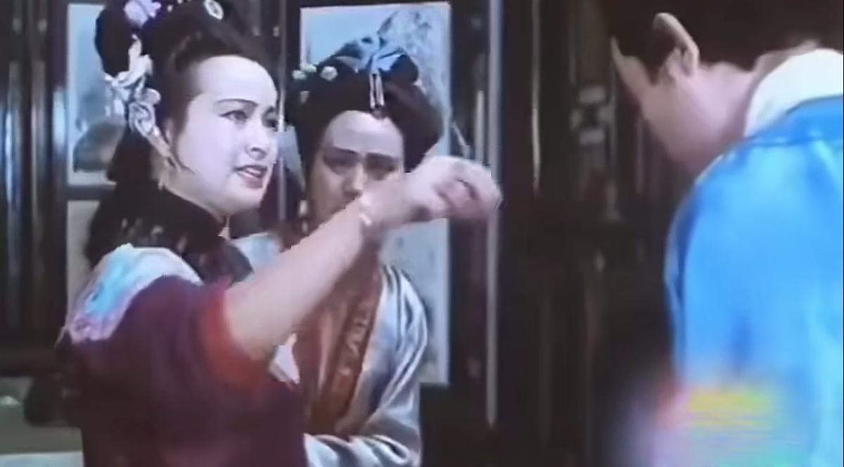 刘晓庆曾说过，“自己是中国最好的女演员！”可是，她饰演的王熙凤比邓婕差远了。她的