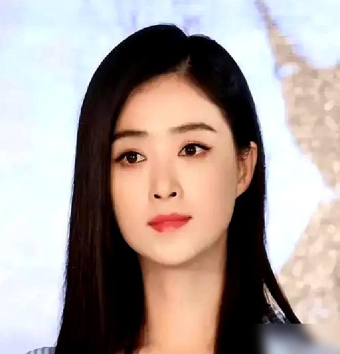 郑晓龙一开始没看上蒋欣。他要拍《甄嬛传》，觉得蒋欣演不了华妃，身上那股跋扈劲