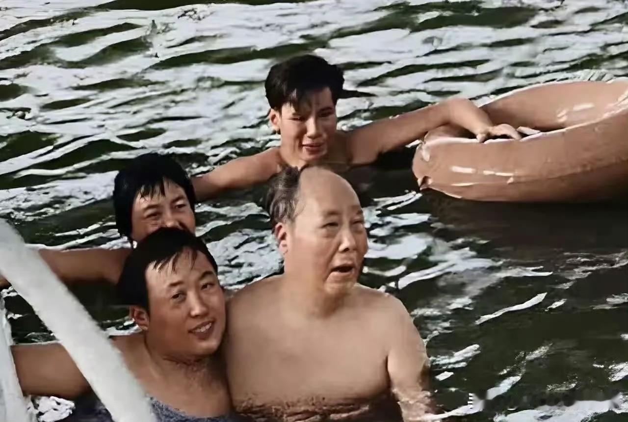 游泳是毛主席一生挚爱的爱好，他曾言“自信人生二百年，会当水击三千里”。这张珍贵