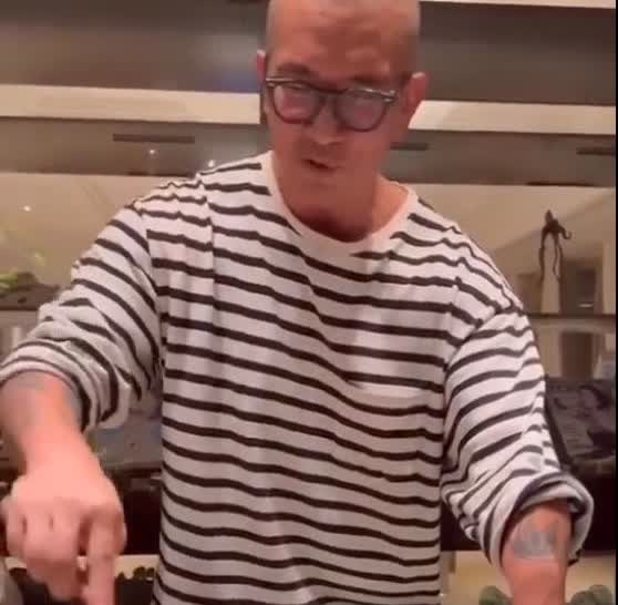 真的无法共情具俊晔，即便他如今瘦的皮包骨！大s在世的时候，他总是往韩国跑