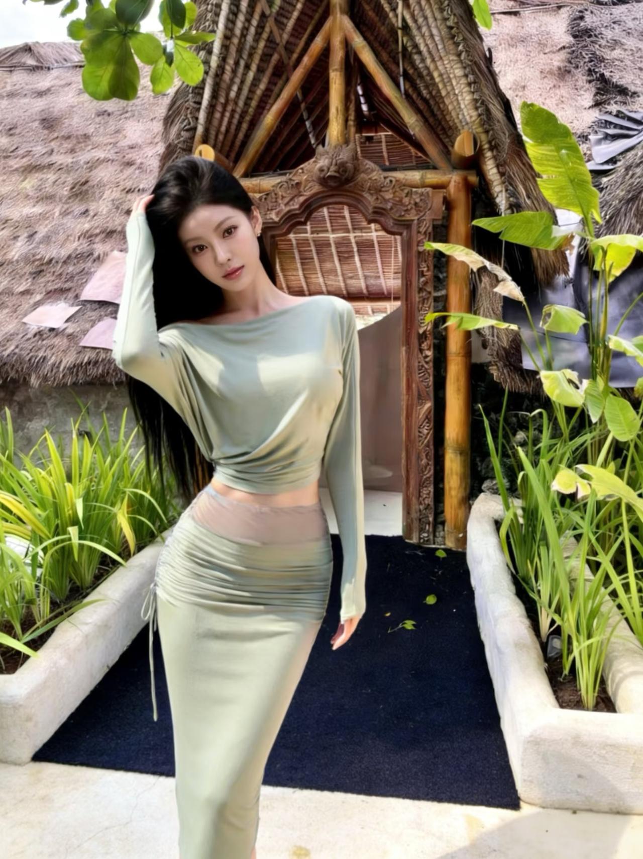 竹屋掩映间，佳人倚栏立。