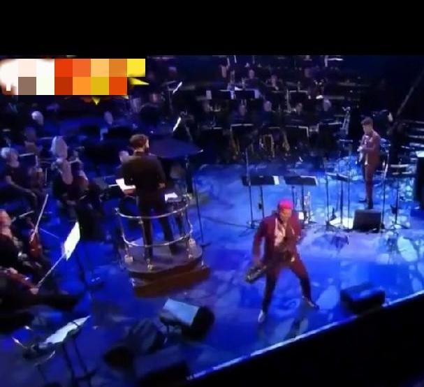 “惊艳美国巨星万人舞台演绎《罗刹海市》热血沸腾。”“批判现实”和“恶人”你惊艳什