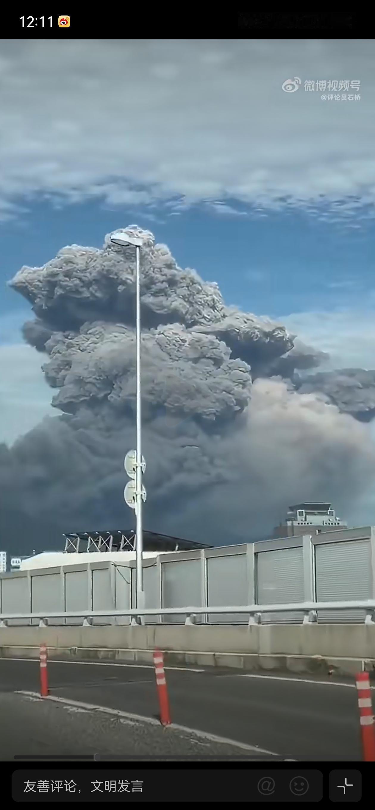 日本火山爆发，这位大兄弟评论嘴巴带了钉子好像。