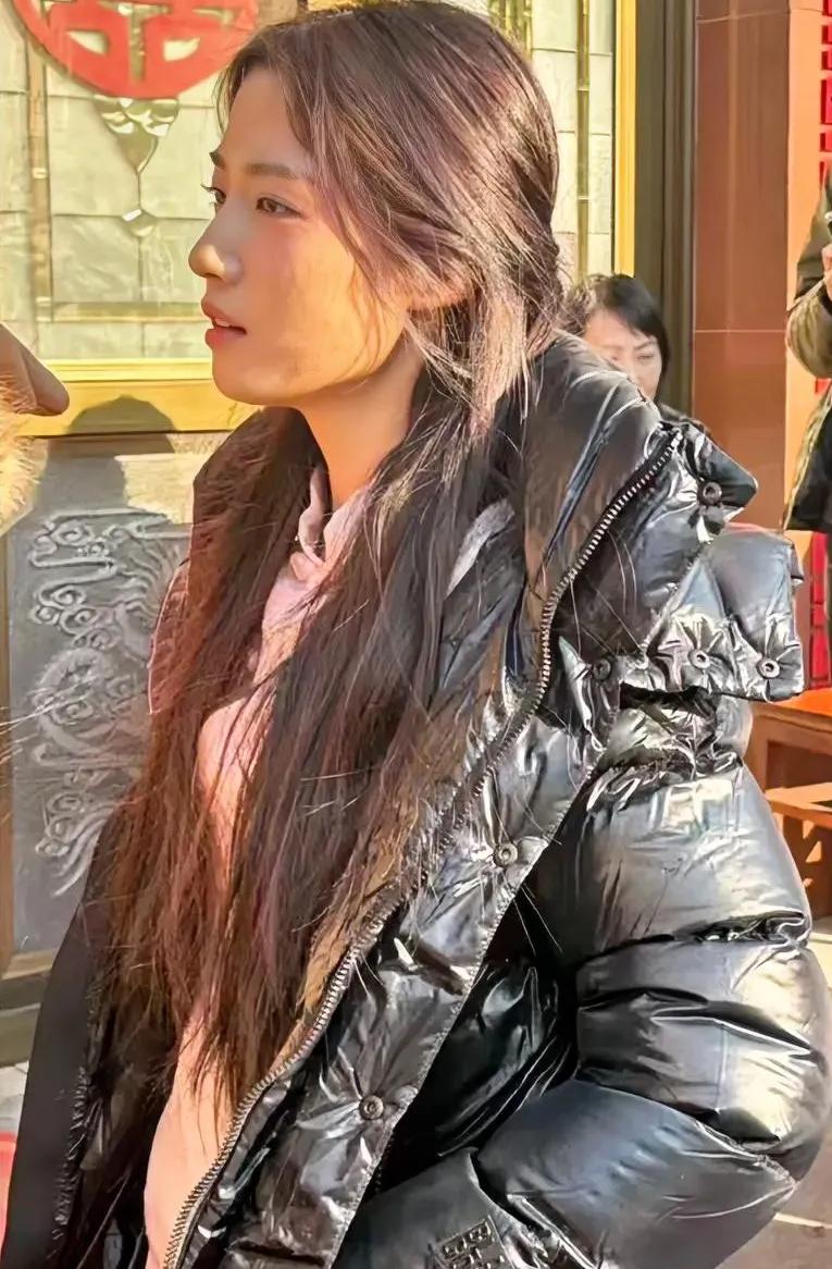 我闺蜜和我打赌说，卢昱晓再过几年肯定和虞书欣一样，成为一线小花，因为她很多角度看