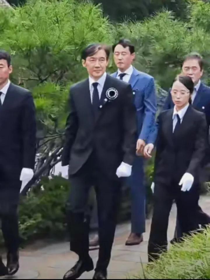 当大家看到祖国革新党曹国从监狱里面出来时后，感觉上韩国的监狱制度与中国的监狱制度