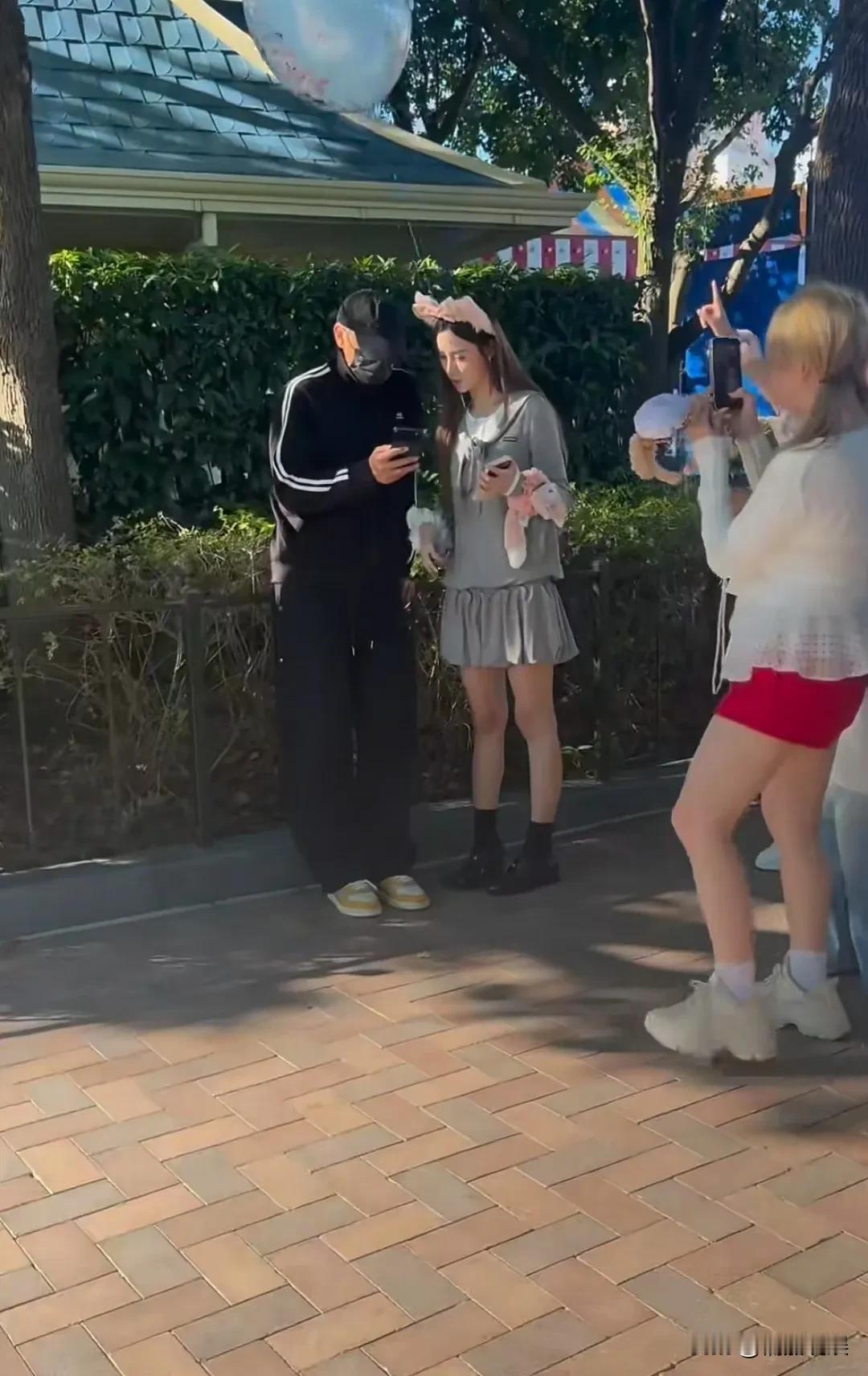 黄子韬和徐艺洋现身上海迪士尼游玩，庆祝徐艺洋过生日。9月12日是徐艺洋的29岁