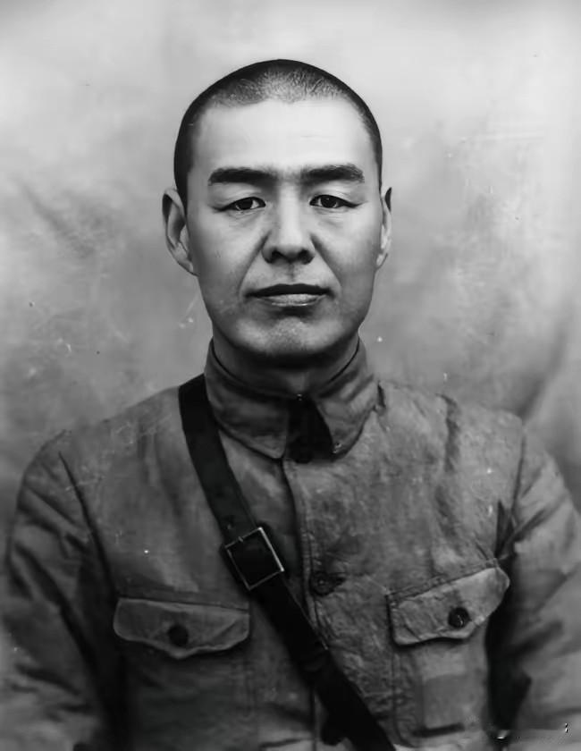 他是原国民党陆军上将，1949年作为傅作义全权代表，促成北平和平解放。建国后成甘