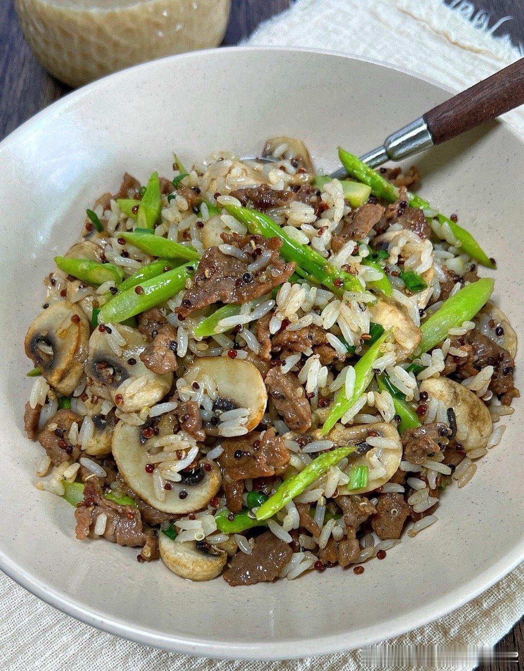 可以回家再家里试试牛肉蔬菜🥬烩饭，感觉还不错的也！你们觉得呢？怎么样呢？