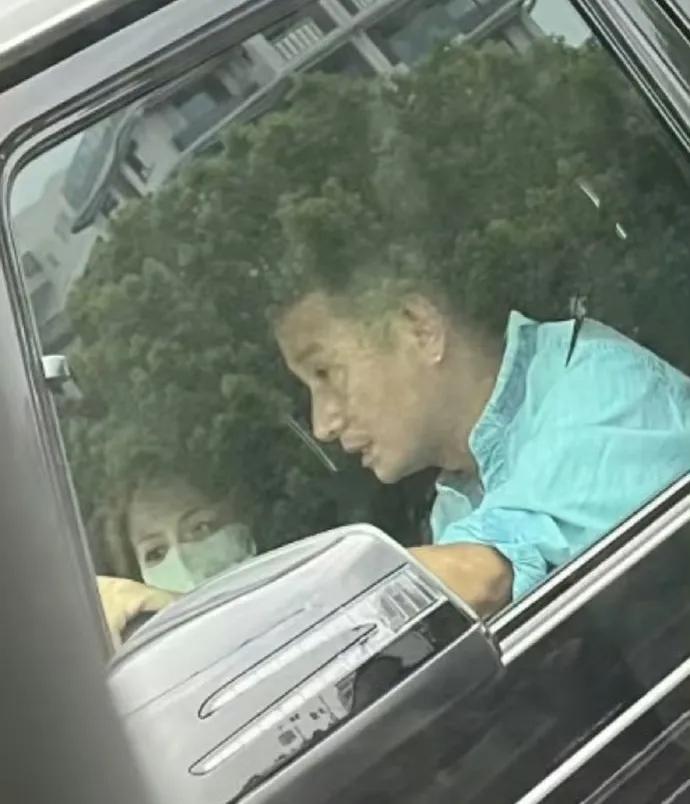 文章，冲上热搜！今天8月11日上午，许久未露面的文章突然冲上了热搜，热搜词条