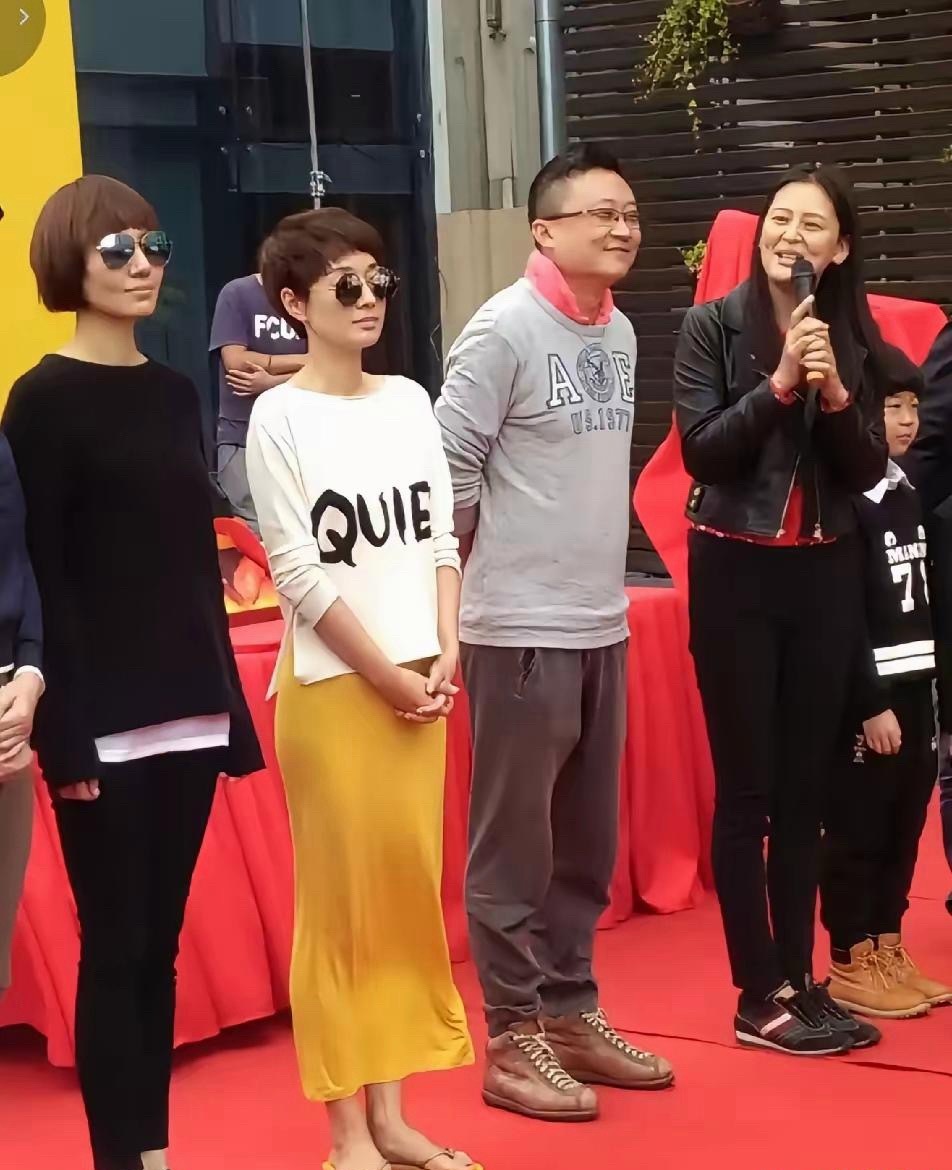 这么朴素的穿搭竟然在袁泉身上看到了高级感。