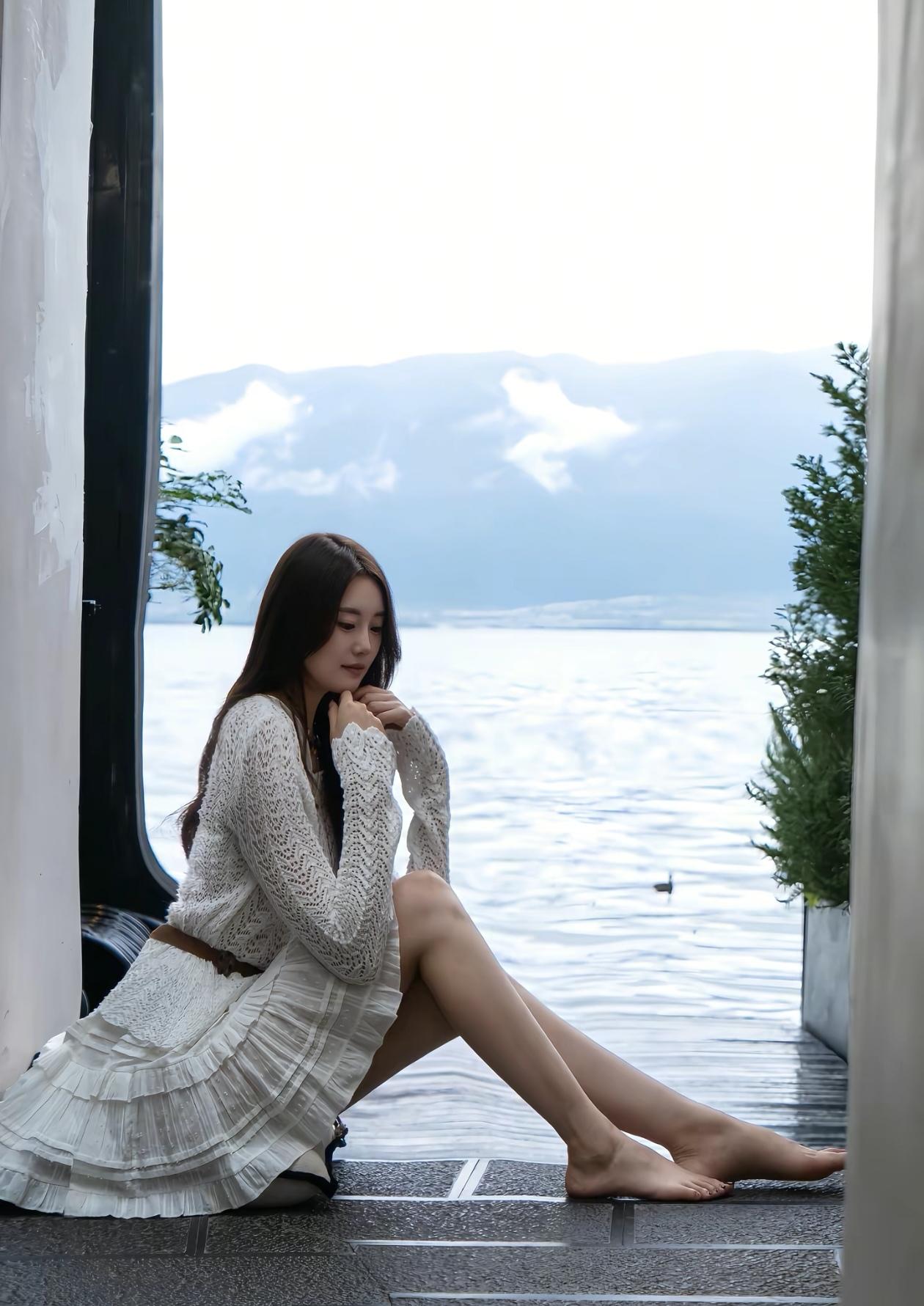 静坐湖畔，沉思人生，感受大自然的宁静与美好。