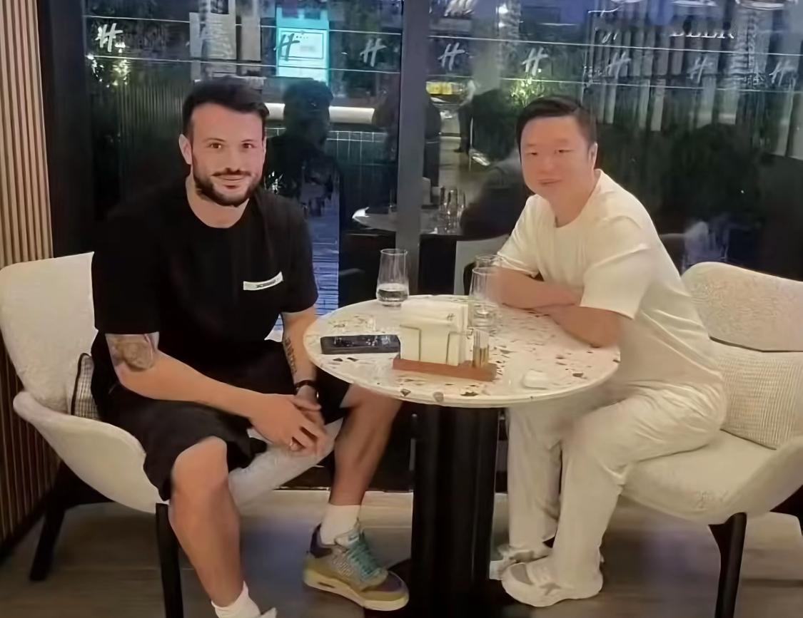 曾经在鲁能青训挖走韦世豪和唐诗的经纪人金畅，近期传出和泰山队当红球星瓦科会面的照