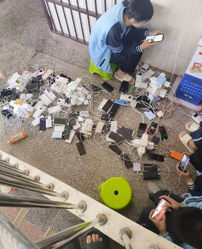 高中一下课教室插座就这样​​​