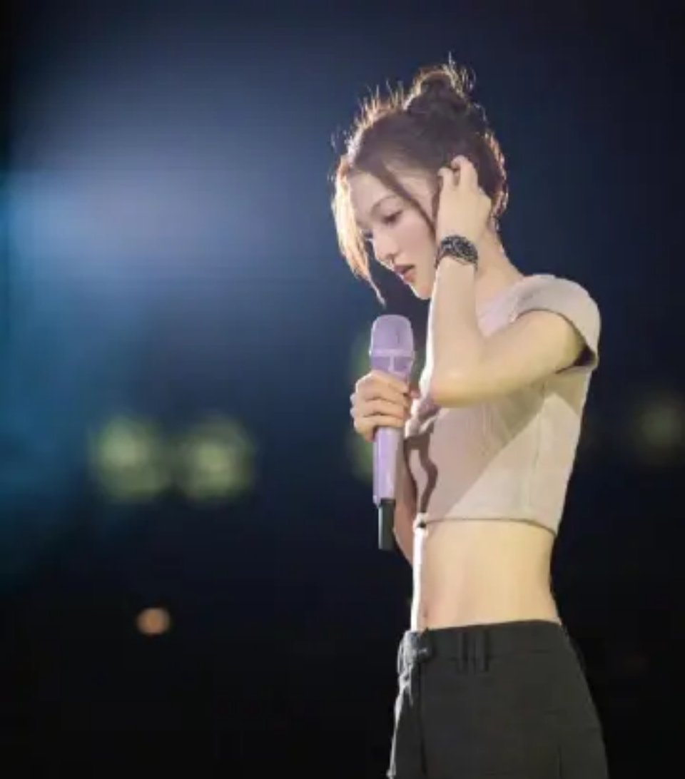 42岁的张韶涵这小腰这气质，看起来像20岁，谁看了不爱？