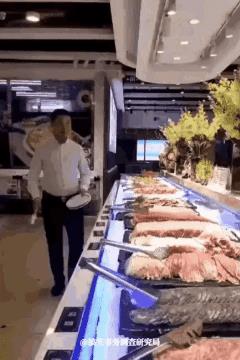看到哥们甩夹子的动作我就知道这顿自助不简单了！