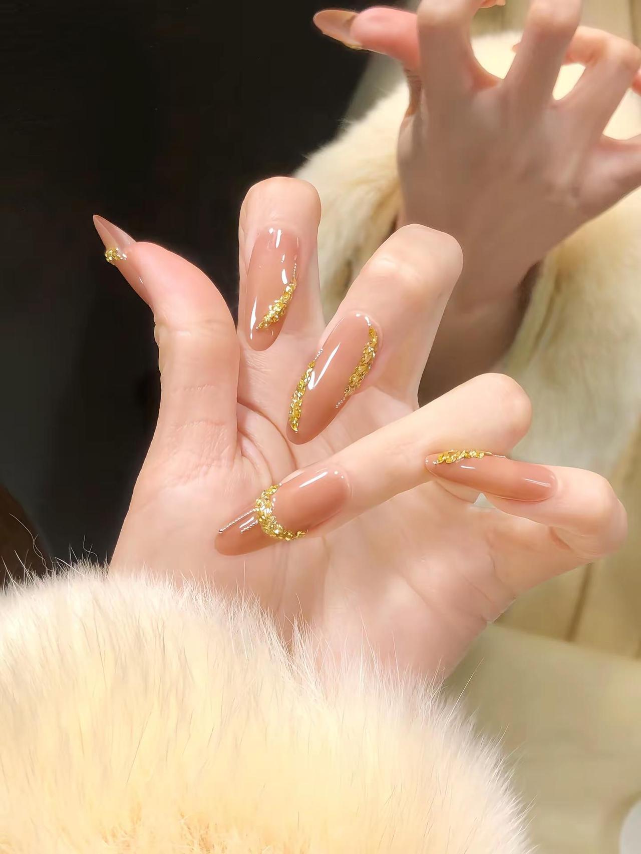 来了来了！您的新年美甲来了～✨✨✨。新年美甲新年美甲安排上了金色美甲高级感