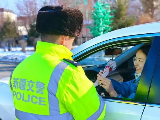 新疆交警拦停自驾夫妻,没开罚单却火上人民日报!网友:这叮嘱比家人还贴心刷到