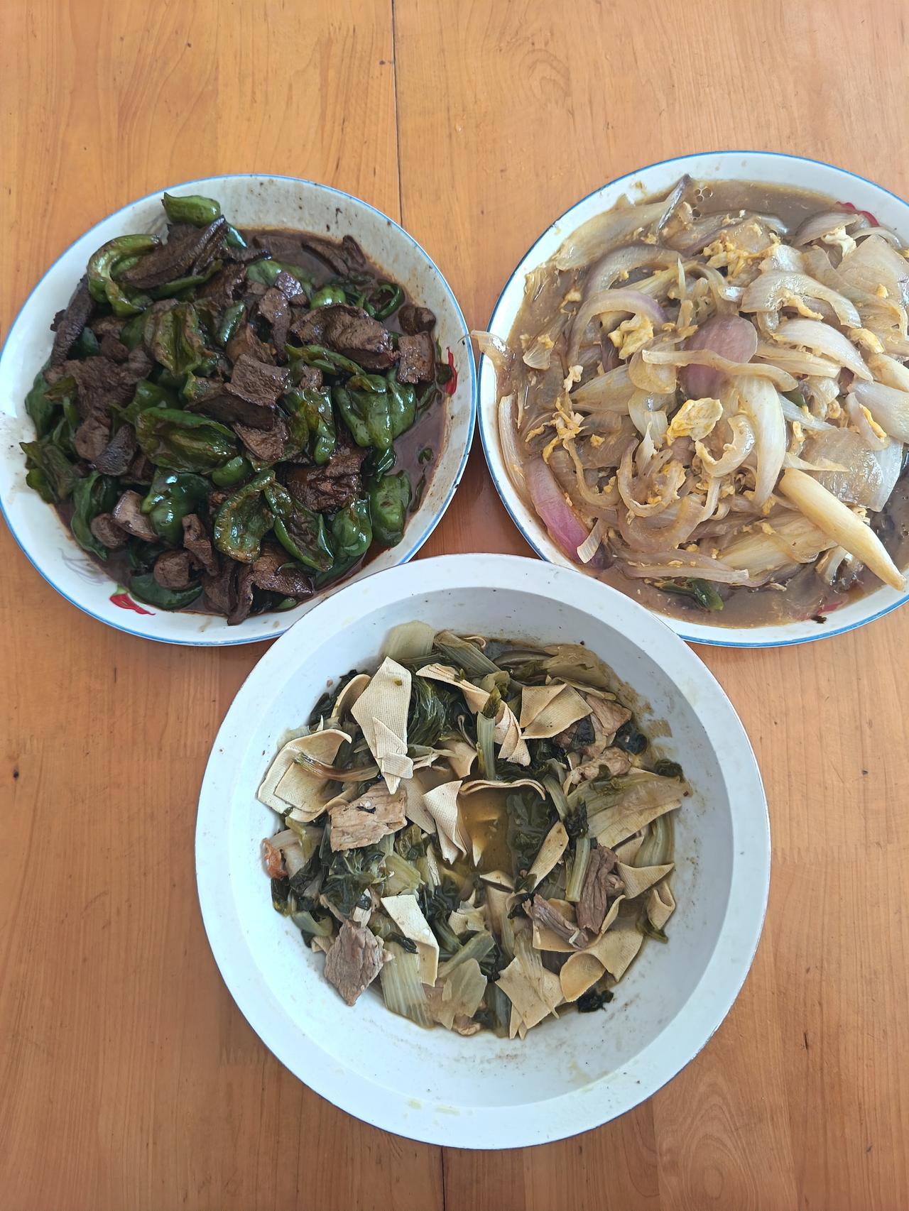 今天午餐虽不着调儿，但热火着呢！老伴喜欢吃青椒炒猪肝，听说猪肝补铁，她总喜欢