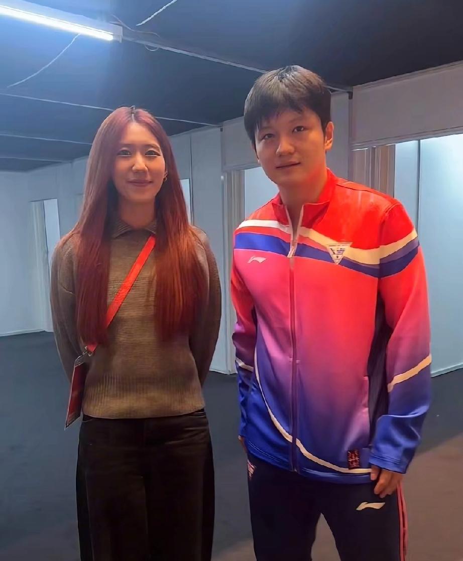 澳门全运会期间，樊振东与香港迷妹球员朱成竹合影！朱成竹可是有名的欣赏和喜欢樊振东