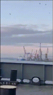 “炸！炸！炸！”12月12日，乌克兰敖德萨港内，土耳其货船遭到俄军轰炸。此次袭击