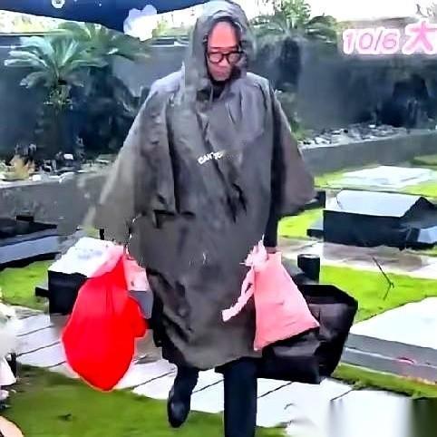 具俊晔一个人收拾好所有的东西，最后离开了大S的墓地。他明确表示暂时不会返回韩国