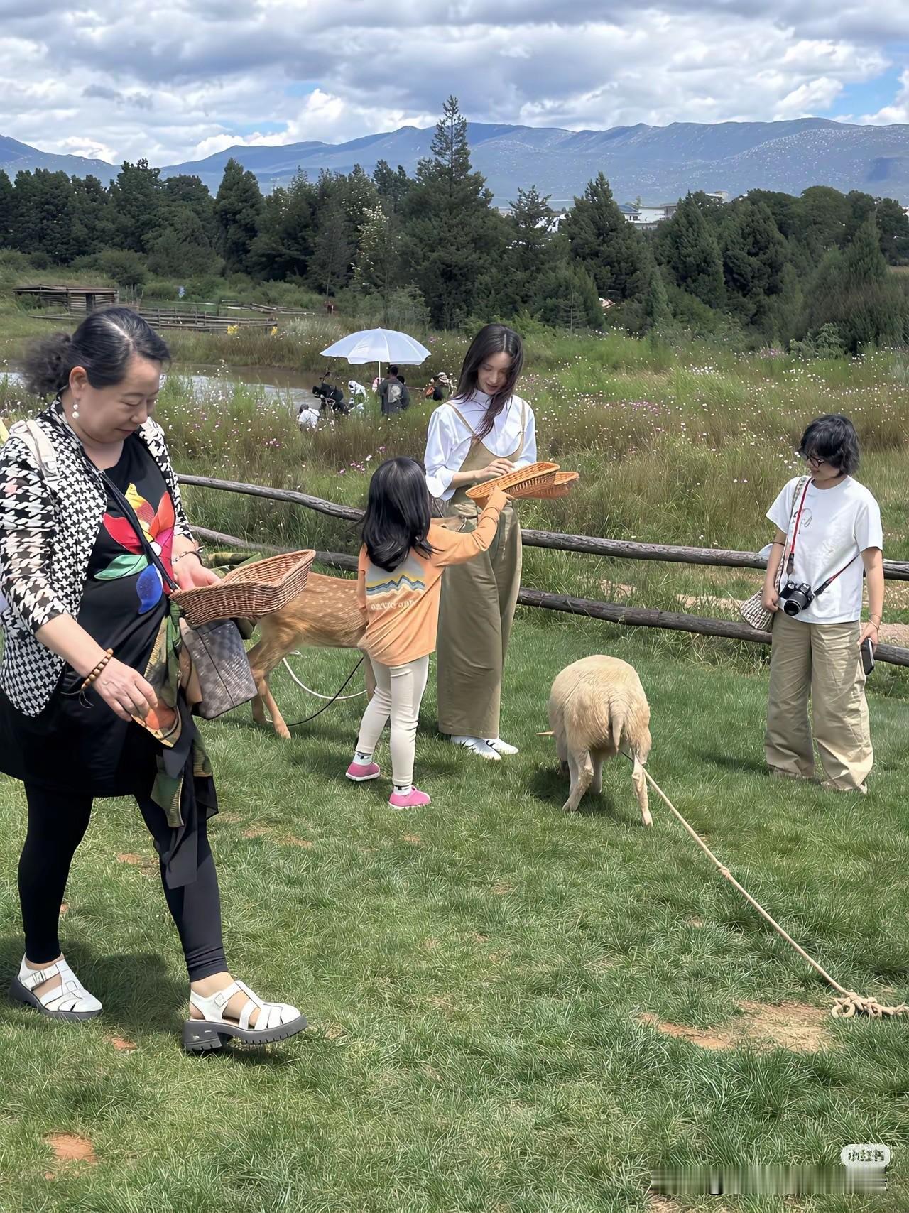 不怪那么多人想娶她，路人镜头下都美若天仙！