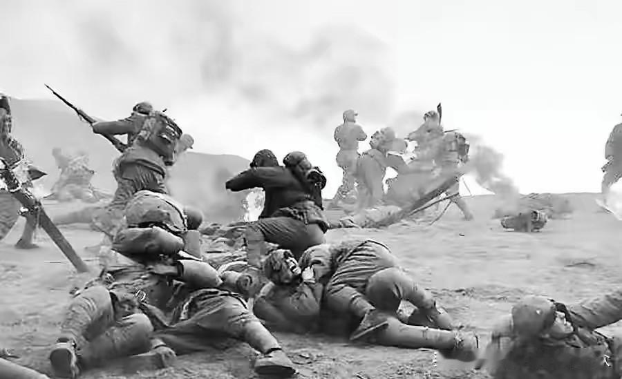 日军喜欢拼刺刀，往往建立在有火力投射的基础上。先用75毫米野炮或者75毫米山炮轰