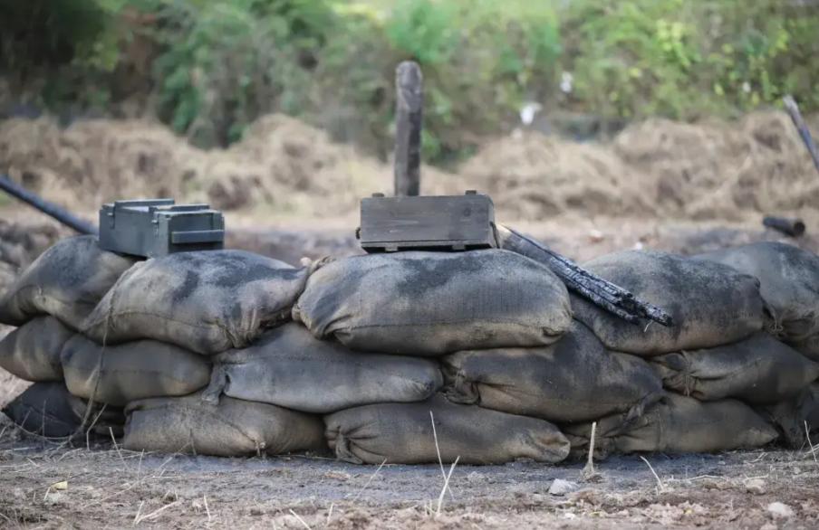 战场上的沙袋、土袋用来防子弹，真的有用吗？不夸张的说，就算给你一个满弹夹的重机枪