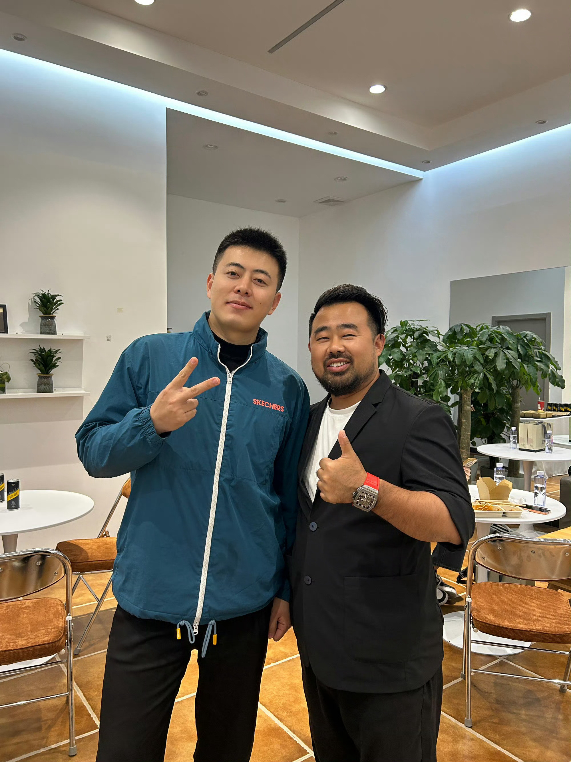 我要替大胡子老师辟谣一下，图一是AI的，看图二，我本人2米的身高，大胡子老师跟我