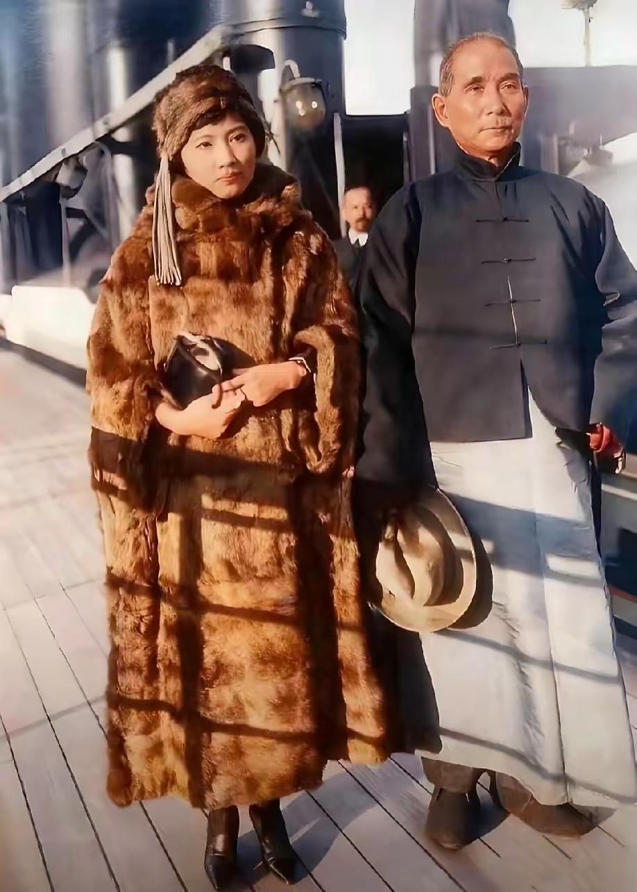 这是1924年，孙中山与宋庆龄在轮船甲板上的AI上色老照片。彼时孙中山抱病北上