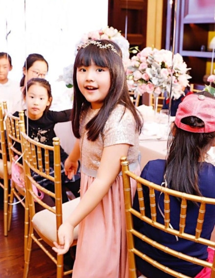 当年，李湘和王岳伦结婚不久就怀孕了，她哭着说：“我们离婚吧，我不想生孩子。”