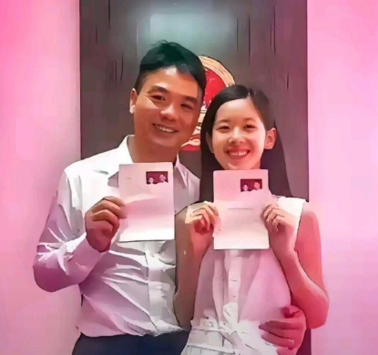 彼时刘强东41岁，章泽天22岁。​​​