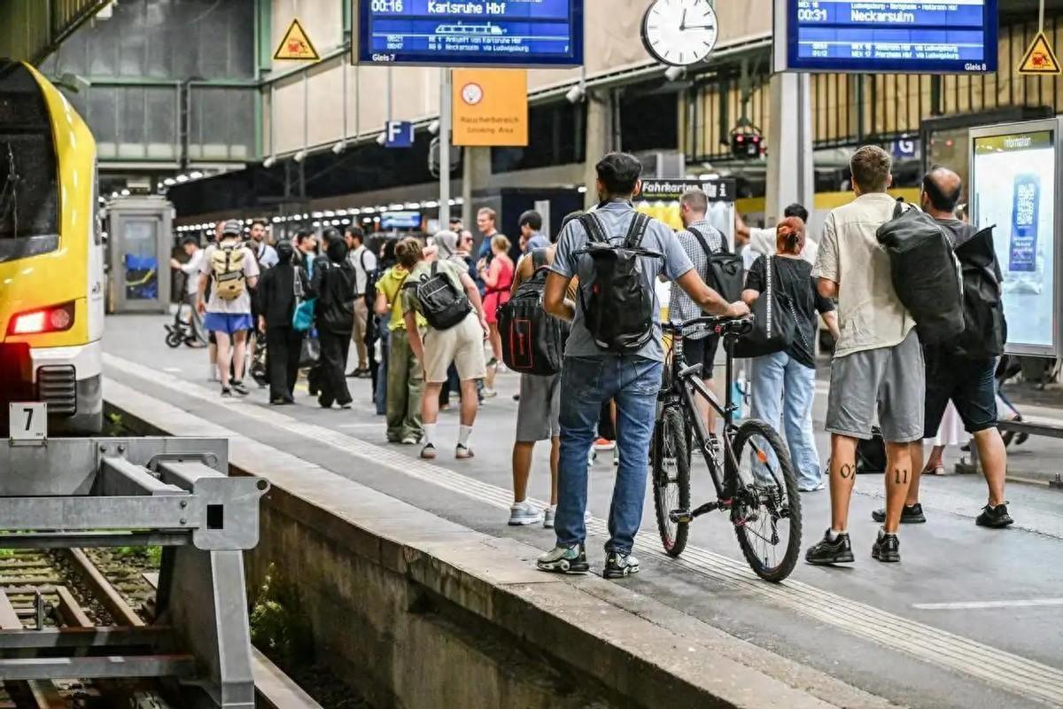 自家铁路全国瘫痪，德国议员却要制裁中国？ 德国，全国铁路系统刚刚经历了一场堪