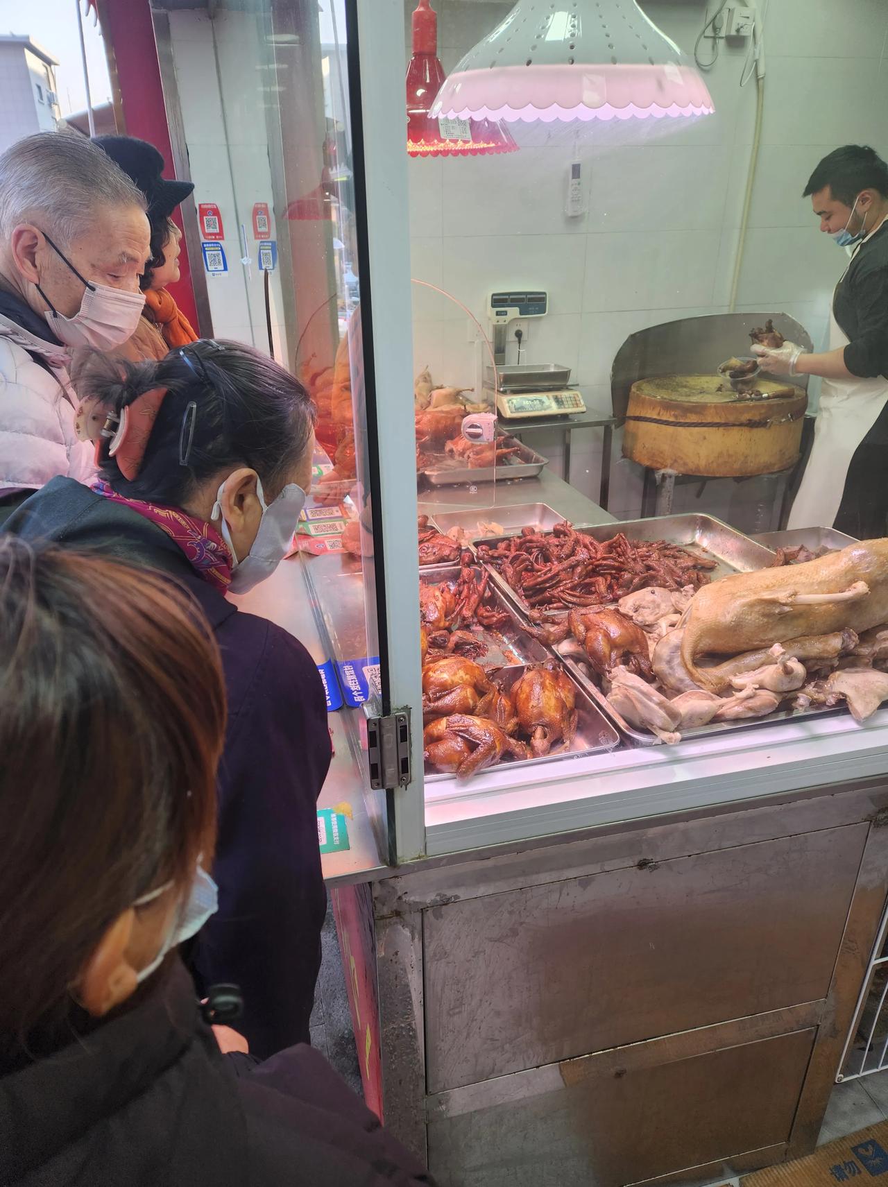 早上9点，他家的鸭子快卖完了。南京人喜欢吃鸭子。每条小巷子都有鸭子店。这家店在